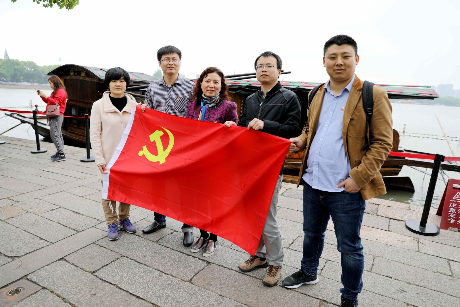 学习“红船精神”  不忘初心 牢记使命 --华东师大计算机科学与软件工程学院党委与市科委计划处党支部赴嘉兴南湖学习
