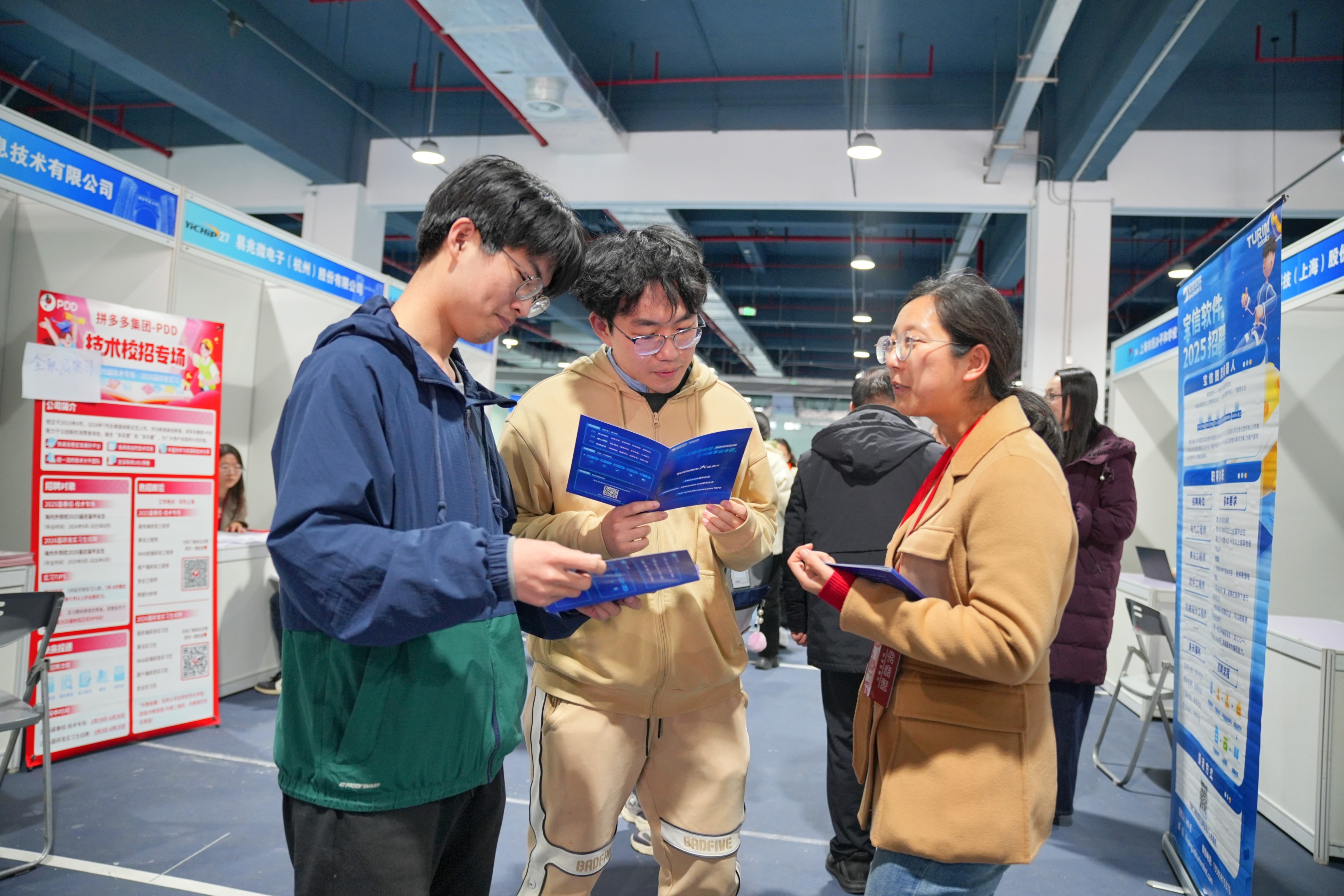 学生与HR交流3.jpg